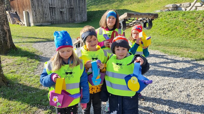 Eine Kinder Gruppe mit selbstgemachten Körben im Gagla Club in der Silvretta Montafon  | © Silvretta Montafon 