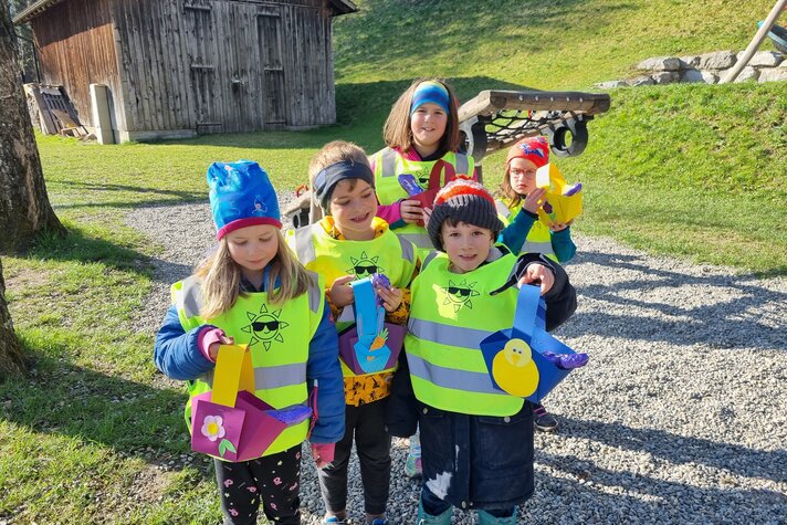 Eine Kinder Gruppe mit selbstgemachten Körben im Gagla Club in der Silvretta Montafon  | © Silvretta Montafon 