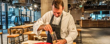 Weihnachtskekse verpacken | © Silvretta Montafon