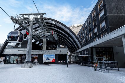 Silvretta Park von vorne mit der Valisera Bahn, einem Screen und dem Revier Hotel daneben | © Silvretta Montafon