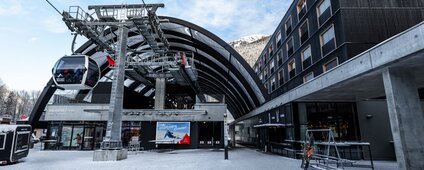 Silvretta Park von vorne mit der Valisera Bahn, einem Screen und dem Revier Hotel daneben | © Silvretta Montafon