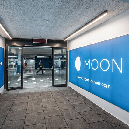 Ausgang der E-Ladegarage in der Moon Lounge im Silvretta Park Montafon. | © Silvretta Montafon - Peakmedia Dominik Zwerger