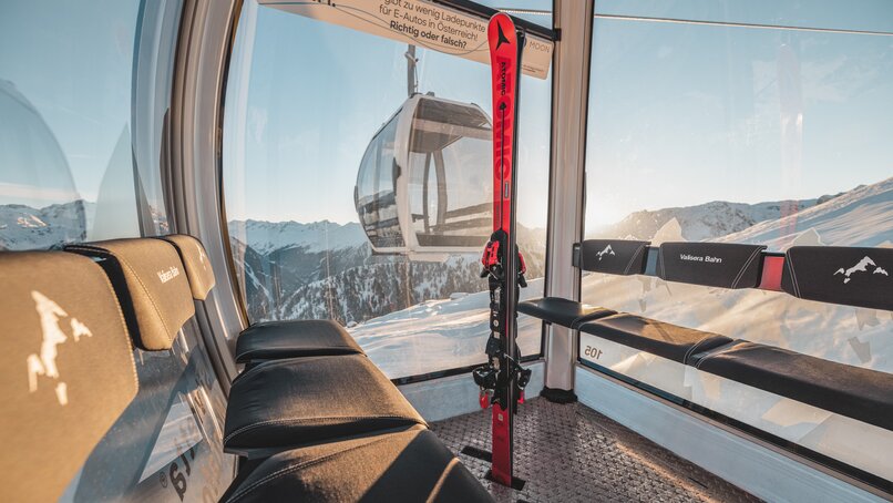 Ein roter Ski in der Gondel der Valisera Bahn der Silvretta Montafon | © Silvretta Montafon - Mathäus Gartner