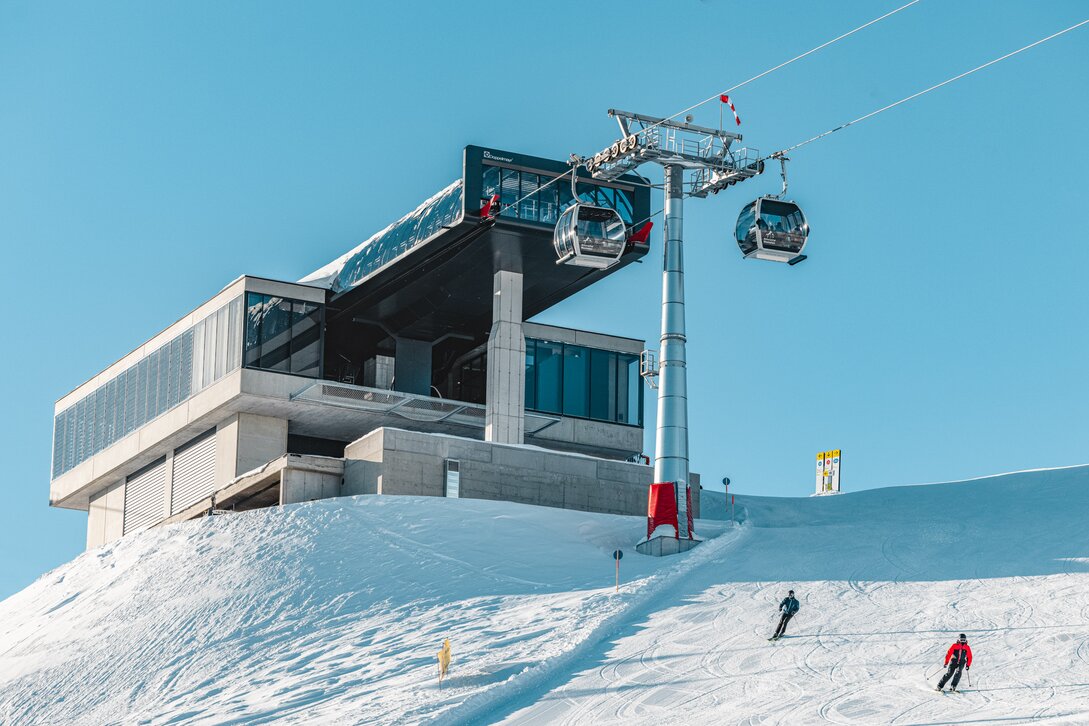 Die Bergstation der Valisera Bahn der Silvretta Montafon mit der Piste darunter | © Silvretta Montafon - Mathäus Gartner