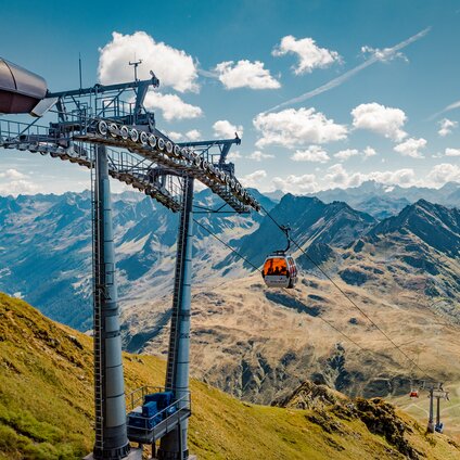 Die Hochalpila Bahn in der Silvretta Montafon im Sommer mit den Bergen im Hintergrund. | © Silvretta Montafon - Marcel Mehrling