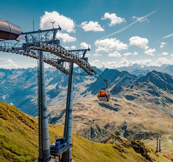 Die Hochalpila Bahn in der Silvretta Montafon im Sommer mit den Bergen im Hintergrund. | © Silvretta Montafon - Marcel Mehrling