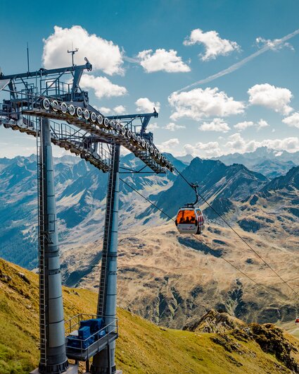 Die Hochalpila Bahn in der Silvretta Montafon im Sommer mit den Bergen im Hintergrund. | © Silvretta Montafon - Marcel Mehrling