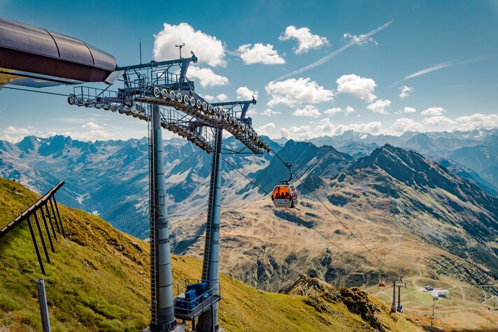 Die Hochalpila Bahn in der Silvretta Montafon im Sommer mit den Bergen im Hintergrund. | © Silvretta Montafon - Marcel Mehrling
