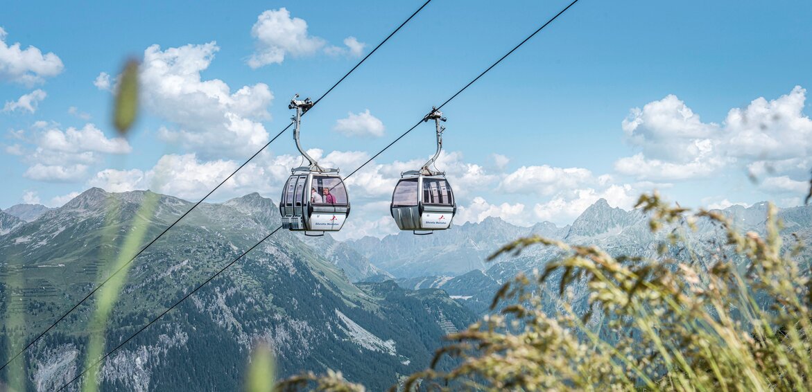 Die Gondel der Versettla Bahn schwebt im Sommer hoch auf den Berg in der Silvretta Montafon | © Silvretta Montafon - Patrick Säly