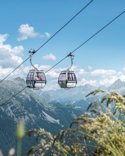 Die Gondel der Versettla Bahn schwebt im Sommer hoch auf den Berg in der Silvretta Montafon | © Silvretta Montafon - Patrick Säly