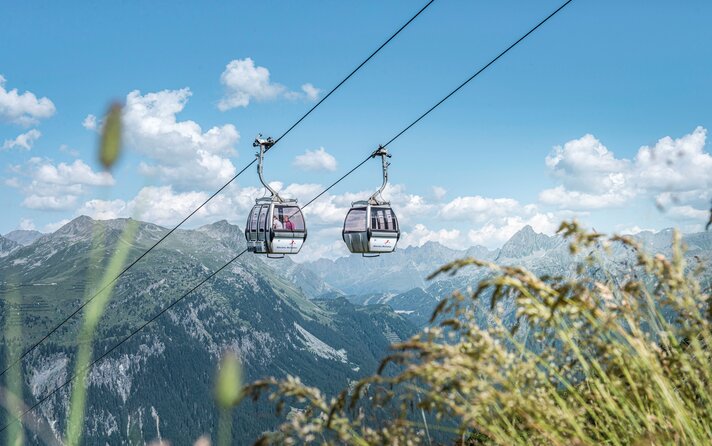 Versettla Bahn - Silvretta Montafon | © Silvretta Montafon - Patrick Säly Die Gondel der Versettla Bahn schwebt im Sommer hoch auf den Berg in der Silvretta Montafon | © Silvretta Montafon - Patrick Säly