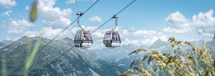 Die Gondel der Versettla Bahn schwebt im Sommer hoch auf den Berg in der Silvretta Montafon | © Silvretta Montafon - Patrick Säly