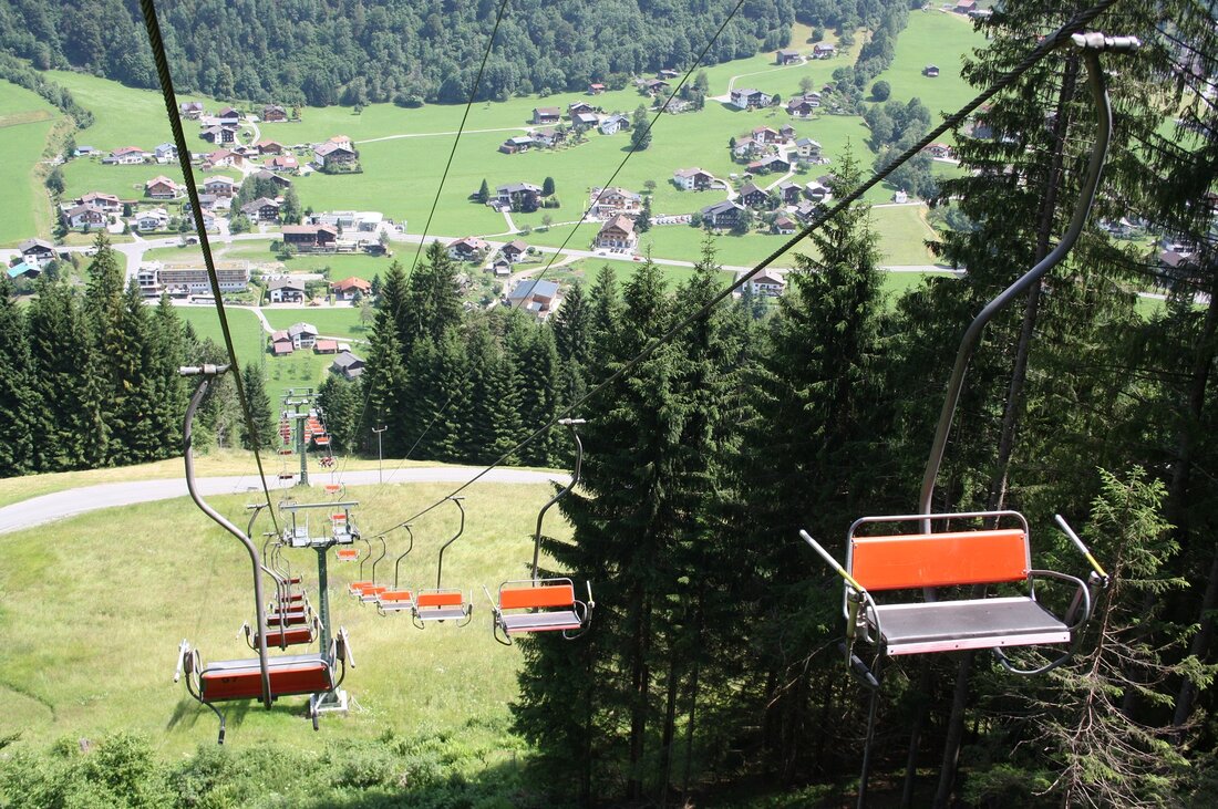 Die Garfrescha Bahn: Eine Zwei-Personen Sessellift im Sommer mit roten Sesseln in der Silvretta Montafon | © Silvretta Montafon