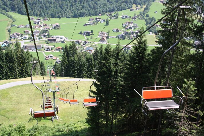 Die Garfrescha Bahn: Eine Zwei-Personen Sessellift im Sommer mit roten Sesseln in der Silvretta Montafon | © Silvretta Montafon