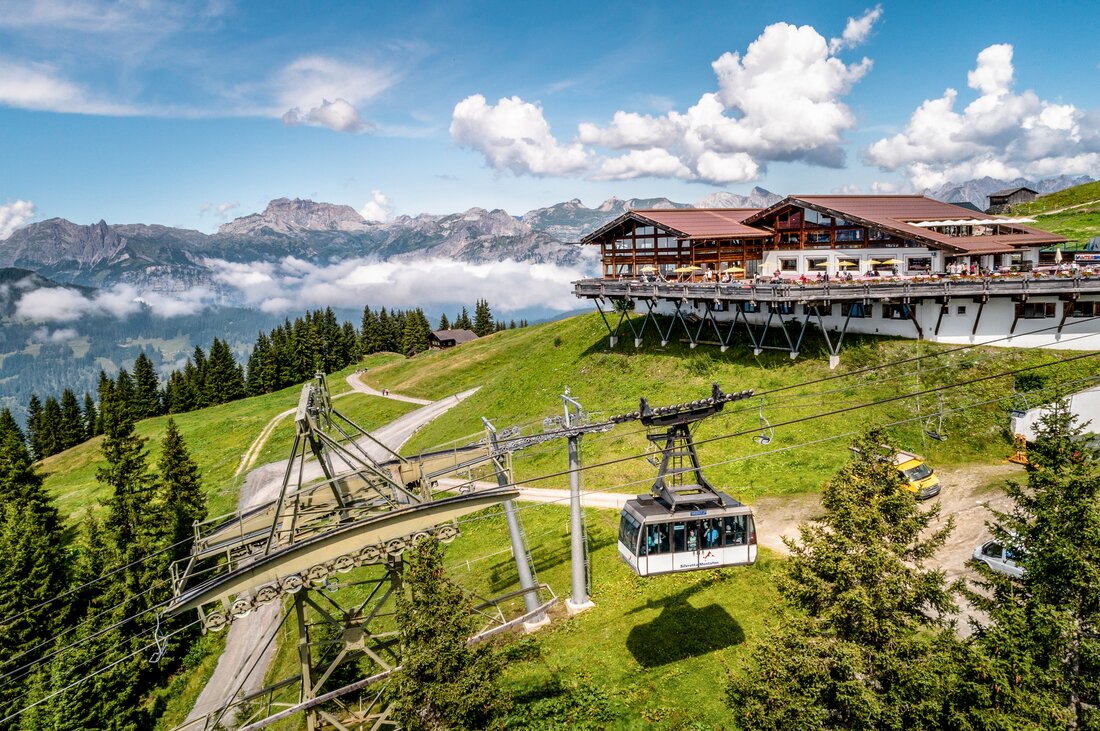Hochjoch Bahn - Silvretta Montafon | © Silvretta Montafon - Stefan Kothner Eine Kabinenbahn fährt im Sommer zur Bergstation, wo sich ein Bergrestaurant mit großer Sonnenterrasse befindet. | © Silvretta Montafon - Stefan Kothner