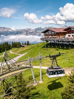 Hochjoch Bahn - Silvretta Montafon | © Silvretta Montafon - Stefan Kothner Eine Kabinenbahn fährt im Sommer zur Bergstation, wo sich ein Bergrestaurant mit großer Sonnenterrasse befindet. | © Silvretta Montafon - Stefan Kothner