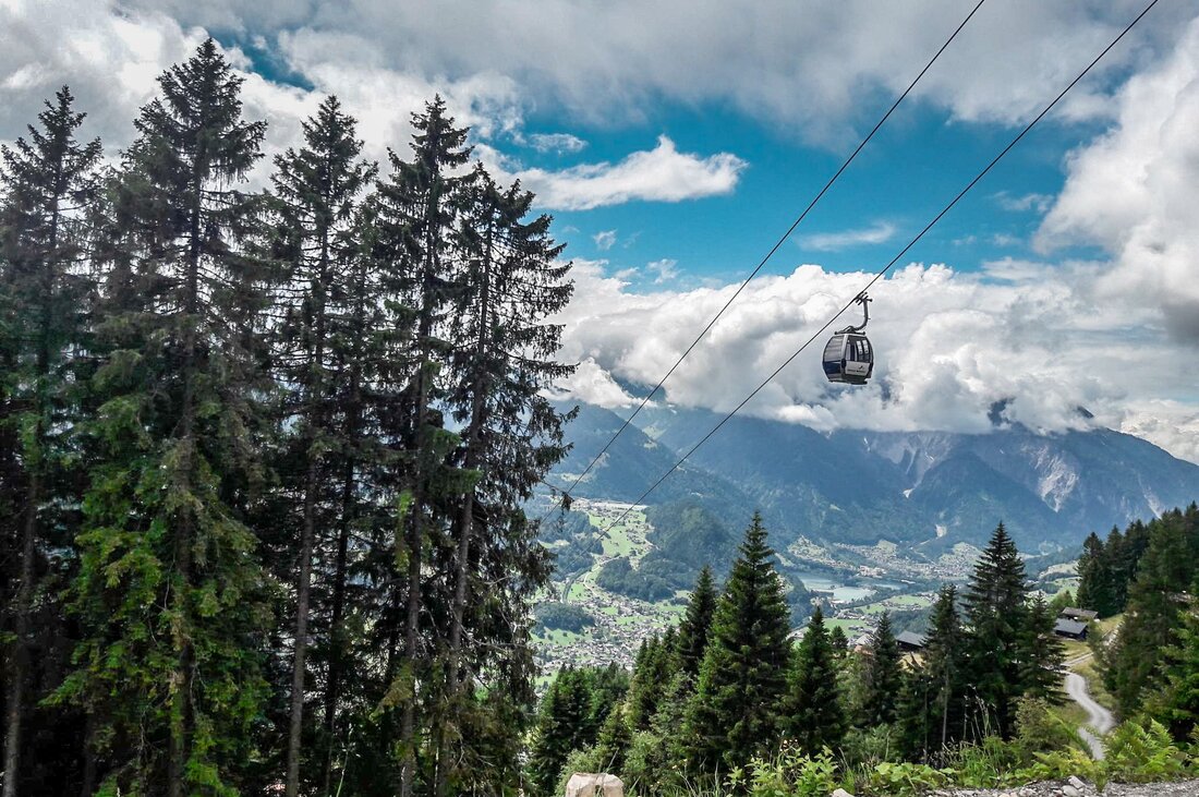 Die Zamang Bahn schwebt über dem Wald mit Wolken im Hintergrund zur Bergstation hoch. | © Silvretta Montafon