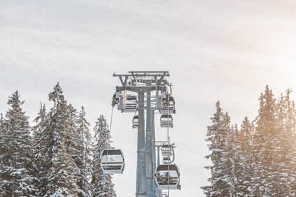 Eine Bahn schwebt auf den Berg hoch in wunderschöner Winterlandschaft in der Silvretta Montafon | © Silvretta Montafon - Mathäus Gartner