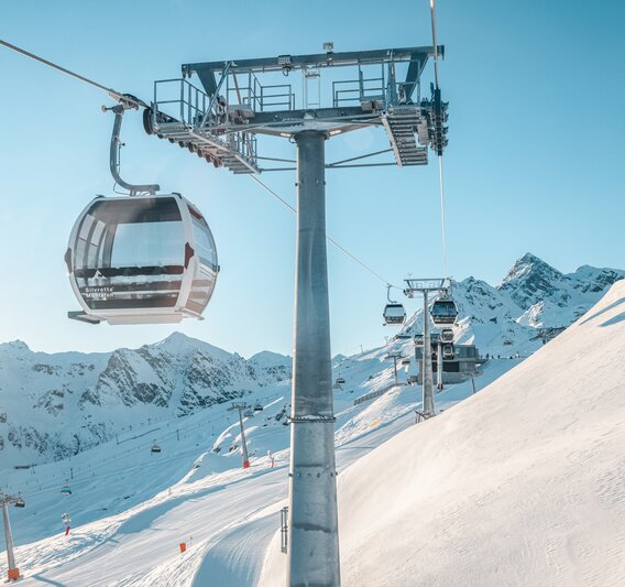 Eine Bahn schwebt auf den Berg hoch in wunderschöner Winterlandschaft in der Silvretta Montafon | © Silvretta Montafon - Mathäus Gartner