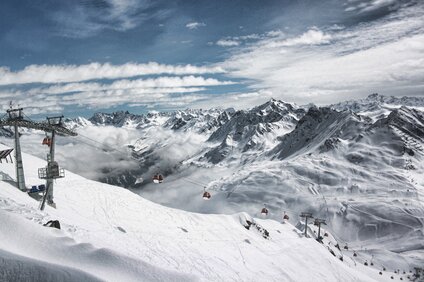 Eine Bahn schwebt auf den Berg hoch in wunderschöner Winterlandschaft in der Silvretta Montafon | © Silvretta Montafon
