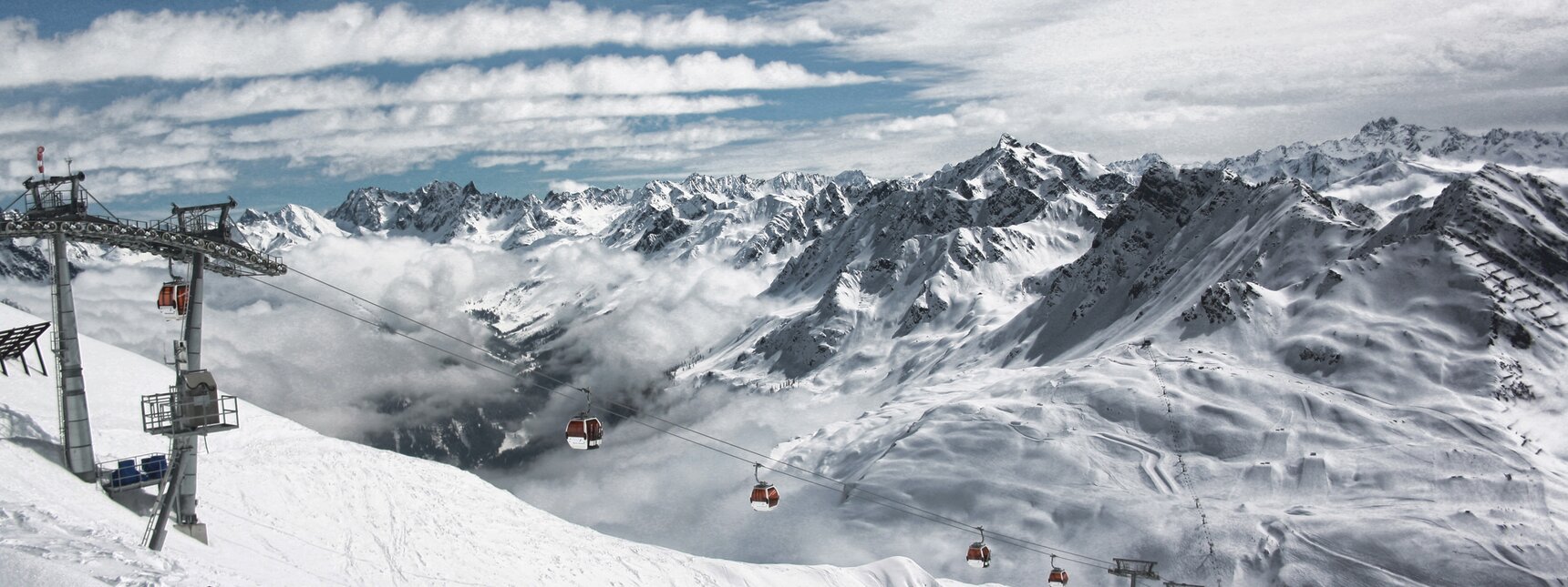 Eine Bahn schwebt auf den Berg hoch in wunderschöner Winterlandschaft in der Silvretta Montafon | © Silvretta Montafon