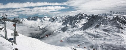 Eine Bahn schwebt auf den Berg hoch in wunderschöner Winterlandschaft in der Silvretta Montafon | © Silvretta Montafon