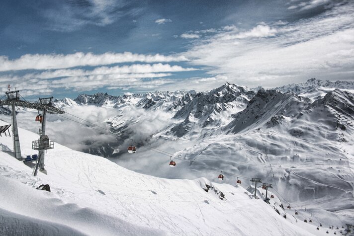 Eine Bahn schwebt auf den Berg hoch in wunderschöner Winterlandschaft in der Silvretta Montafon | © Silvretta Montafon