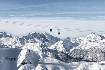 Eine Bahn schwebt auf den Berg hoch in wunderschöner Winterlandschaft in der Silvretta Montafon | © Silvretta Montafon - Patrick Säly