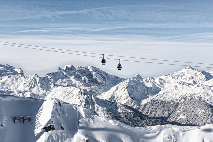Eine Bahn schwebt auf den Berg hoch in wunderschöner Winterlandschaft in der Silvretta Montafon | © Silvretta Montafon - Patrick Säly