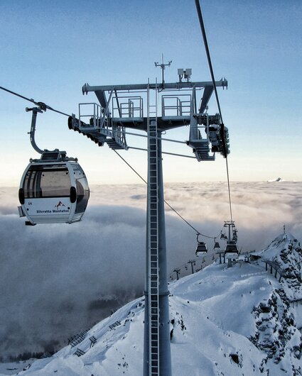Eine Bahn schwebt auf den Berg hoch in wunderschöner Winterlandschaft in der Silvretta Montafon | © Silvretta Montafon