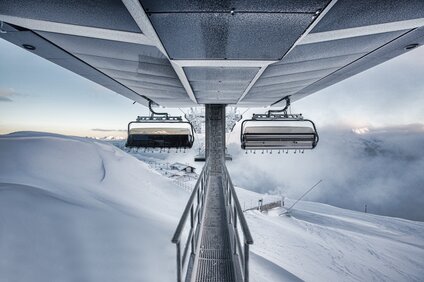 Eine Bahn schwebt auf den Berg hoch in wunderschöner Winterlandschaft in der Silvretta Montafon | © Silvretta Montafon - Stefan Kothner