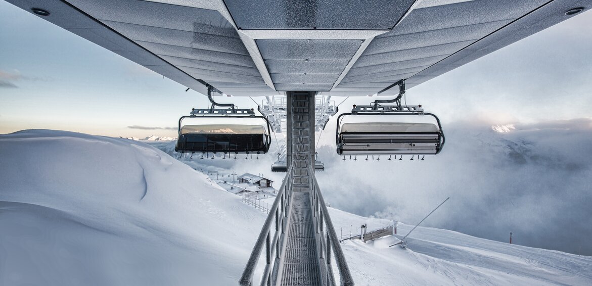 Eine Bahn schwebt auf den Berg hoch in wunderschöner Winterlandschaft in der Silvretta Montafon | © Silvretta Montafon - Stefan Kothner