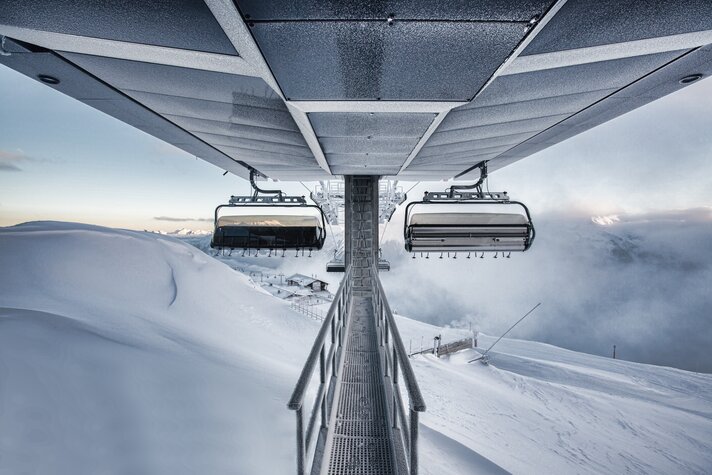 Eine Bahn schwebt auf den Berg hoch in wunderschöner Winterlandschaft in der Silvretta Montafon | © Silvretta Montafon - Stefan Kothner