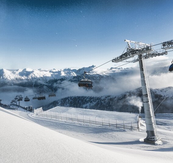 Silvretta Bahn - Silvretta Montafon | © Silvretta Montafon - Stefan Kothner Eine Bahn schwebt auf den Berg hoch in wunderschöner Winterlandschaft in der Silvretta Montafon | © Silvretta Montafon - Stefan Kothner