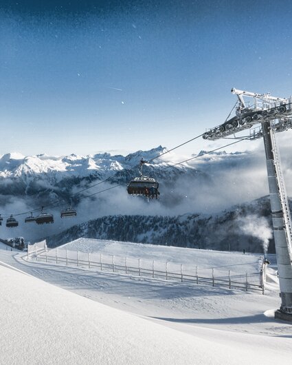Eine Bahn schwebt auf den Berg hoch in wunderschöner Winterlandschaft in der Silvretta Montafon | © Silvretta Montafon - Stefan Kothner