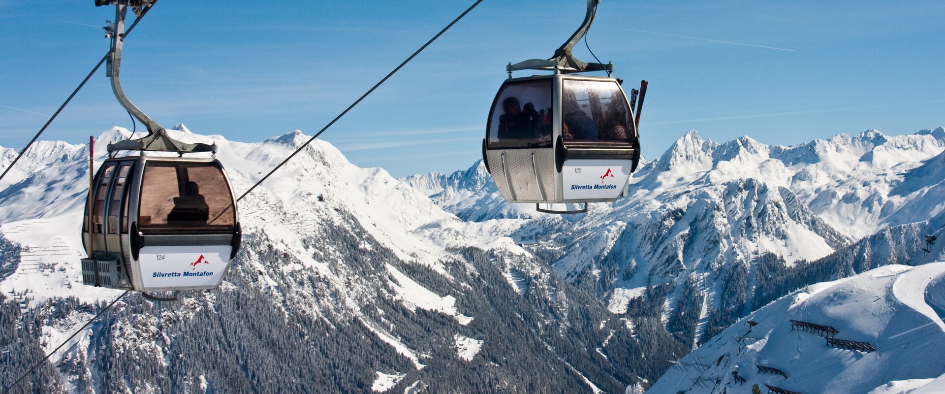 Versettla Bahn - Silvretta Montafon | © Silvretta Montafon - Sam Behr Die Versettla Bahn im Winter mit verschiedenen weißbedeckten Gipfeln im Hintergrund | © Silvretta Montafon - Sam Behr