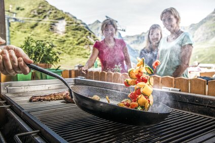 Gemüse in der Pfanne rösten beim Grillen in der Silvretta Montafon  | © Silvretta Montafon - Christoph Schöch
