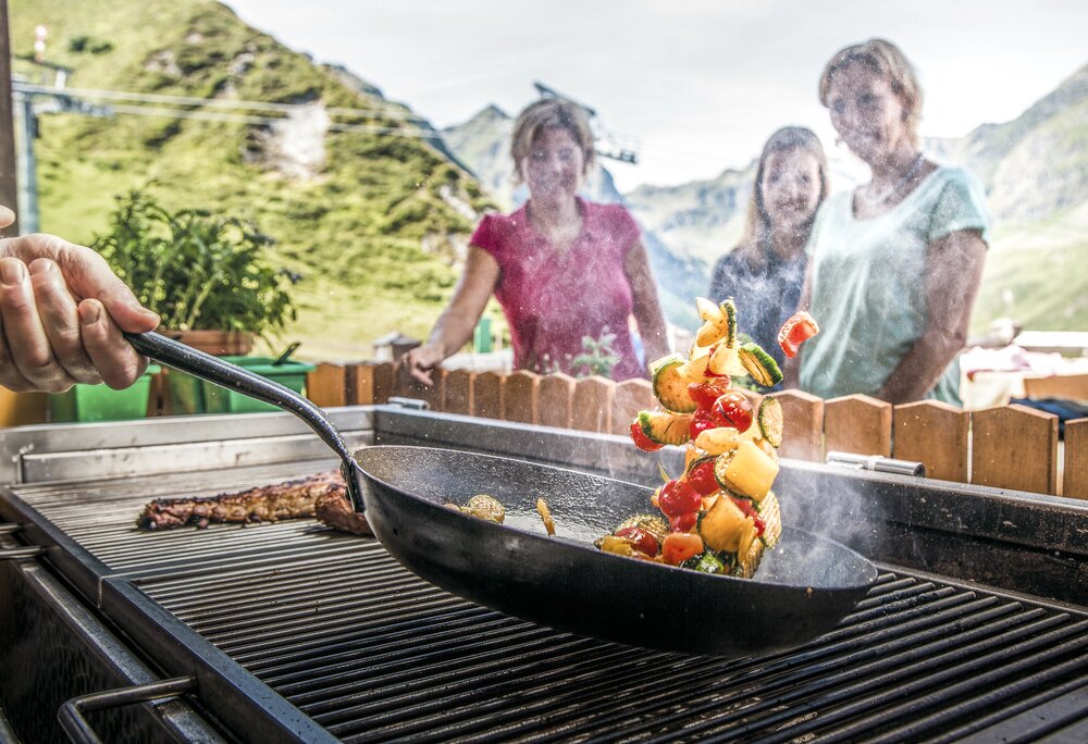 Gemüse in der Pfanne rösten beim Grillen in der Silvretta Montafon  | © Silvretta Montafon - Christoph Schöch