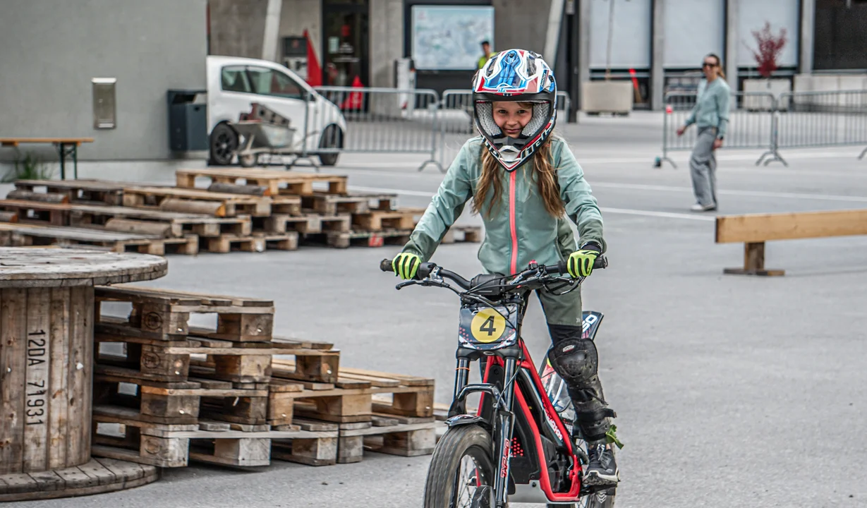 E-Trail Parcour - Silvretta Montafon | © Silvretta Montafon - Vanessa Strauch Ein Mädchen fährt mit einem elektrischen Trail-Bike im Silvretta Park Montafon. | © Silvretta Montafon - Vanessa Strauch