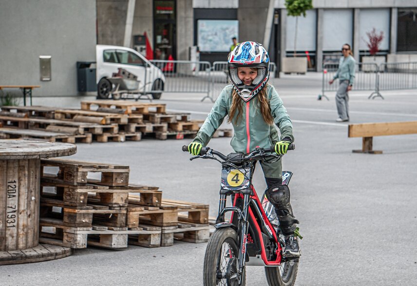 Ein Mädchen fährt mit einem elektrischen Trail-Bike im Silvretta Park Montafon. | © Silvretta Montafon - Vanessa Strauch