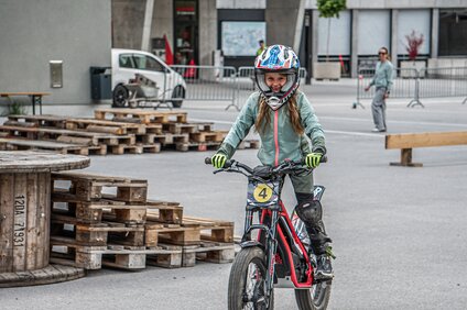 Ein Mädchen fährt mit einem elektrischen Trail-Bike im Silvretta Park Montafon. | © Silvretta Montafon - Vanessa Strauch