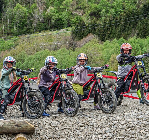 Eine Gruppe von Kindern auf einem elektrischen Trail-Bike im Silvretta Park Montafon. | © Silvretta Montafon - Vanessa Strauch