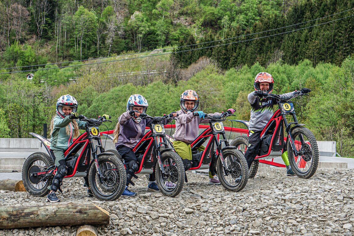 Eine Gruppe von Kindern auf einem elektrischen Trail-Bike im Silvretta Park Montafon. | © Silvretta Montafon - Vanessa Strauch