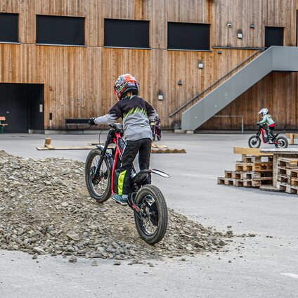 Mehrere Kinder fahren auf einem elektrischen Trail-Bike einen Parcour im Silvretta Park Montafon. | © Silvretta Montafon - Vanessa Strauch