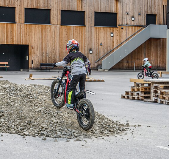 Mehrere Kinder fahren auf einem elektrischen Trail-Bike einen Parcour im Silvretta Park Montafon. | © Silvretta Montafon - Vanessa Strauch