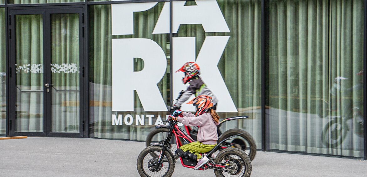 Zwei Kinder fahren auf einem elektrischen Trail-Bike im Silvretta Park Montafon. | © Silvretta Montafon - Vanessa Strauch