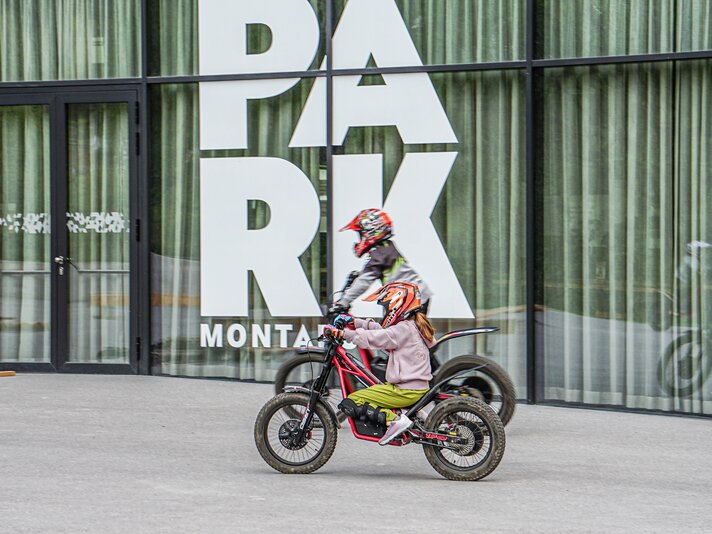 Zwei Kinder fahren auf einem elektrischen Trail-Bike im Silvretta Park Montafon. | © Silvretta Montafon - Vanessa Strauch