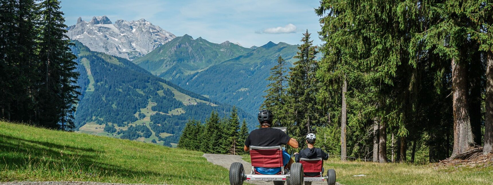 Eine Gruppe fährt mit den Gravity Carts eine Bergstrasse in der Silvretta Montafon hinunter. | © Silvretta Montafon - Vanessa Strauch