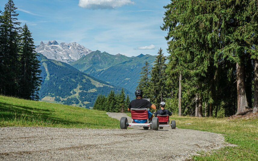 Eine Gruppe fährt mit den Gravity Carts eine Bergstrasse in der Silvretta Montafon hinunter. | © Silvretta Montafon - Vanessa Strauch