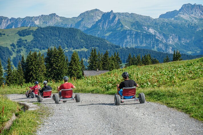 Eine Gruppe fährt mit den Gravity Carts eine Bergstrasse in der Silvretta Montafon hinunter. | © Silvretta Montafon - Vanessa Strauch